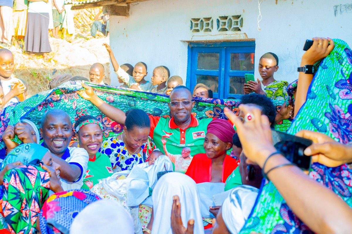 MajProtais's tweet photo. À #Rumonge, une famille ayant accueilli des triplés a reçu une aide composée de vivres, de produits d’hygiène, de vêtements et d’un appui financier.
Lors de la visite, Alphée Havyarimana s-zonal a salué l’importance de la solidarité envers les familles en situation de besoin. https://t.co/8PKaSMpsc9