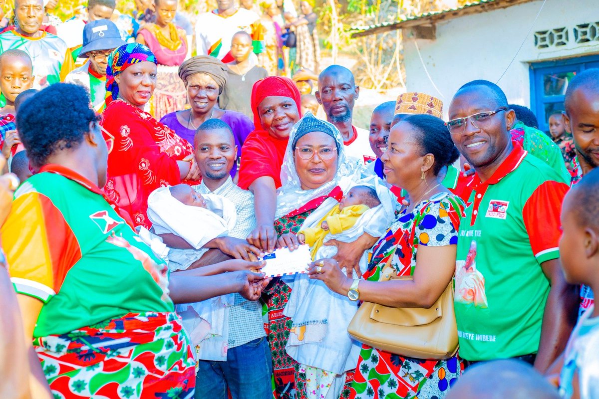 MajProtais's tweet photo. À #Rumonge, une famille ayant accueilli des triplés a reçu une aide composée de vivres, de produits d’hygiène, de vêtements et d’un appui financier.
Lors de la visite, Alphée Havyarimana s-zonal a salué l’importance de la solidarité envers les familles en situation de besoin. https://t.co/8PKaSMpsc9