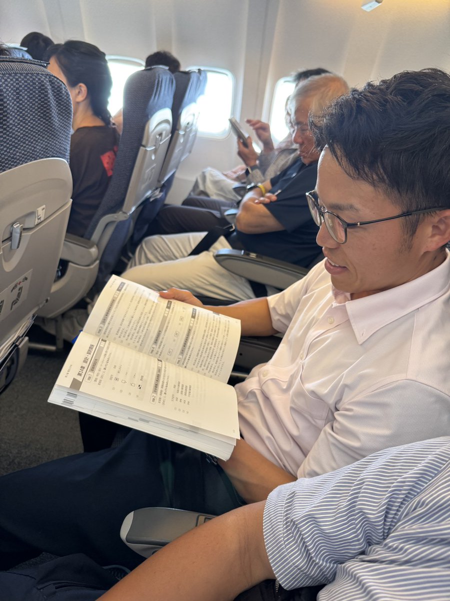 kyowaden's tweet photo. 石垣空港に着きました‼️
仕事なので機内ではもちろん勉強（一瞬）

これからうちよOB社員と一緒に石垣島の高校に求人票を出しにいってきます！

何度も言います、仕事です😏

#沖縄　#石垣島　#沖縄そば　#南国　#出張　#求人　#岐阜　#建設業　#電気　#新卒　#採用　#中途　#旅行 https://t.co/WHYyQWuQOX