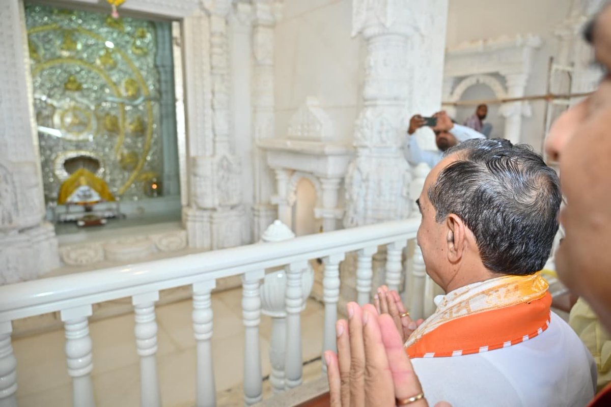 madanrrathore's tweet photo. आज जन्मदिवस के पावन अवसर पर पचपदरा (बालोतरा) स्थित पवित्र नागाणा धाम में अपनी आराध्य कुलदेवी श्री नागणेच्या माता के श्रीचरणों में दर्शन एवं पूजा-अर्चना कर आशीर्वाद प्राप्त किया।

माता रानी से प्रदेश की सुख-समृद्धि, जनकल्याण, खुशहाली तथा सभी के उत्तम स्वास्थ्य और उज्ज्वल भविष्य की प्रार्थना की।

जय माता नागणेच्या!
.
@BJP4India @BJP4Rajasthan