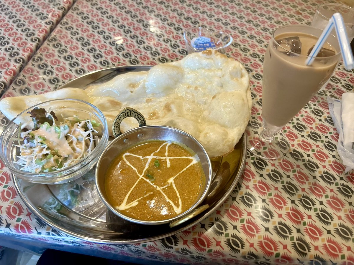 Sabamiso_1230's tweet photo. インドカレーや特有の、バカでかいナン https://t.co/Z0vzrgpvMc