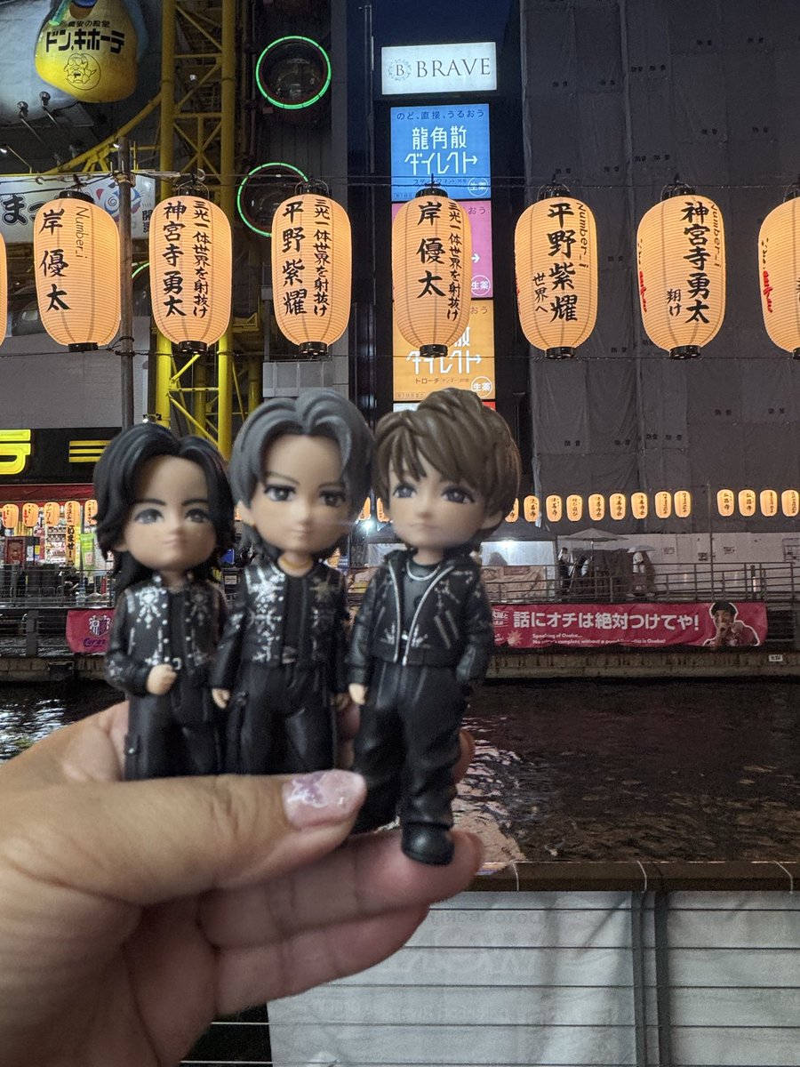 sakurako_970129's tweet photo. 昨日は毎年恒例の道頓堀川万灯祭の点灯式に行ってきました🏮
今年もお友達と一緒に献灯させて貰いました

昨年と違って沢山の3人の名前が並んでいて圧巻✨️めっちゃいい👍

因みに去年のグリコ前の位置にはキンプリちゃんが並んでました👑

夏の間飾られてるので大阪来た際は是非🙌

#道頓堀川万灯祭 https://t.co/XRMyf48pte