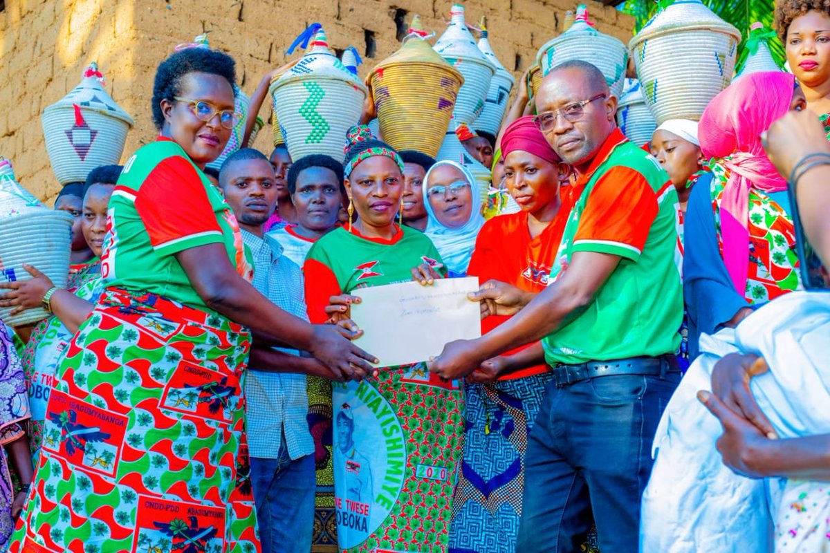 Ba_Jeanne1's tweet photo. À l'initiative des Bakenyererarugamba de la zone #Rumonge, une délégation s'est rendue le 30 juin 2026 chez les époux #Munyaneza à Kigamba pour soutenir ces parents de triplés. Le S Zonal @HavyarimanaAlp1 a procédé à la remise de dons variés, dont 275000 francs burundais. https://t.co/31ysyqaxN2