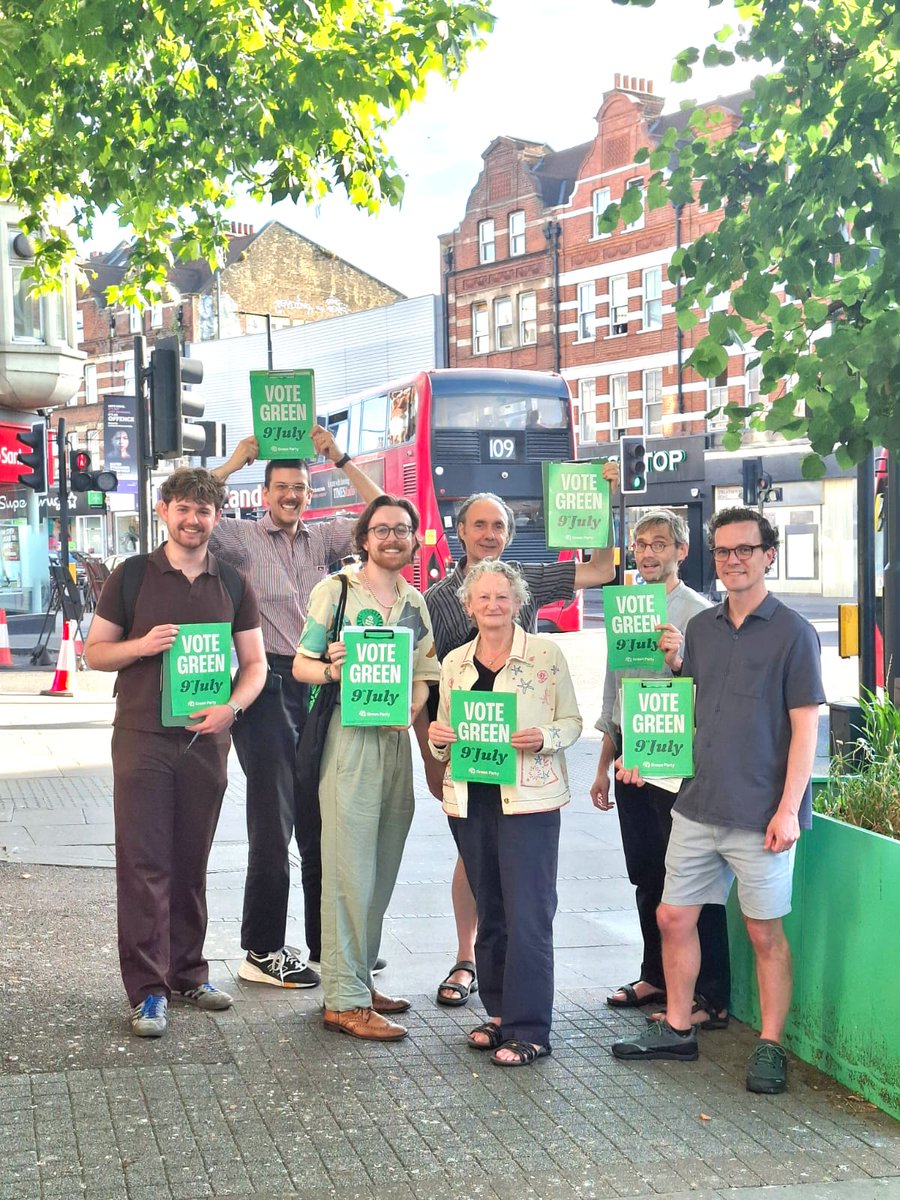 GreenJennyJones's tweet photo. With members of @Lambethgp before they begin an evening of doorknocking to explain @TheGreenParty policies for their residents.
Remember, #VoteGreen!! https://t.co/V4L0TawBgc