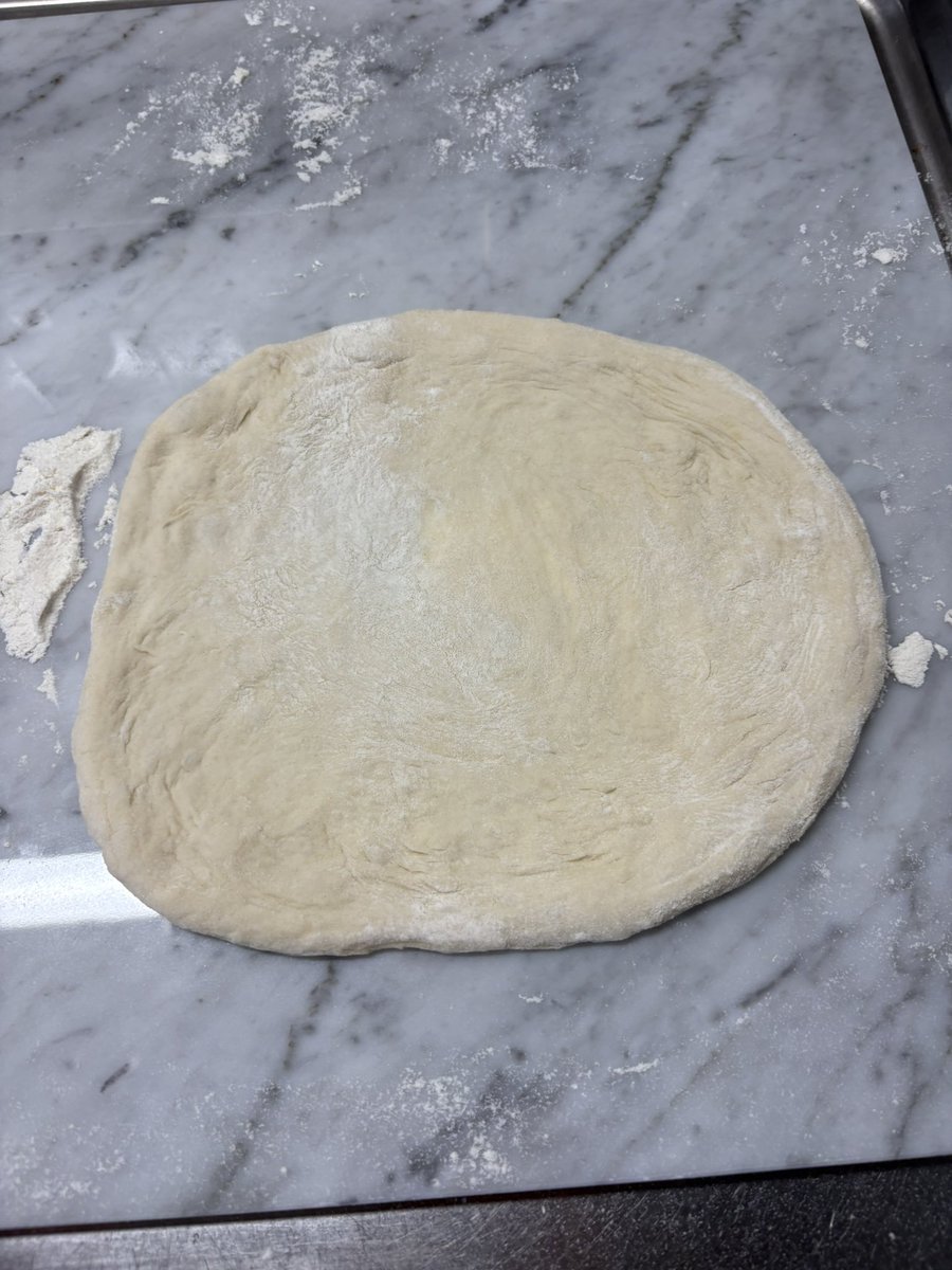 veLook_86's tweet photo. やまやニキの影響でオーブンレンジ買ってピザ焼いた🍕
初めてにしては上手くできた？？

耳がふっくらしないのは技術不足か火力不足か🤔 https://t.co/L2LjemPya0