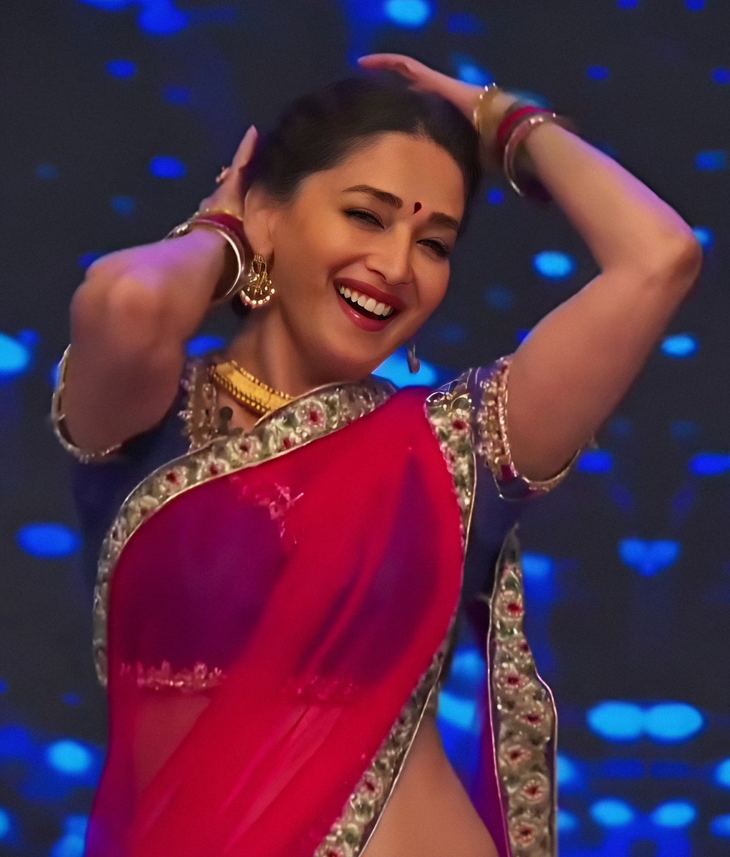 SoSweetMadhuriG's tweet photo. Oh mast naaz hussan,tujhe Koch khaber bhi hai... 🫵🥹
Tujh par nisaar hote hai, kis kis adaa se hum.. 🥀🫶
My sweet madhuri ji.. 🧿😘🌹 apki her ek adaa dil choraa laiti hai. Love u sooo much.. 😘🤗💙❤🌹🙏
@MadhuriDixit
#MadhuriDixit
#BollyWoodQueen
#SweetSmile
#ExpressionQueen https://t.co/lwa8ZwyslN