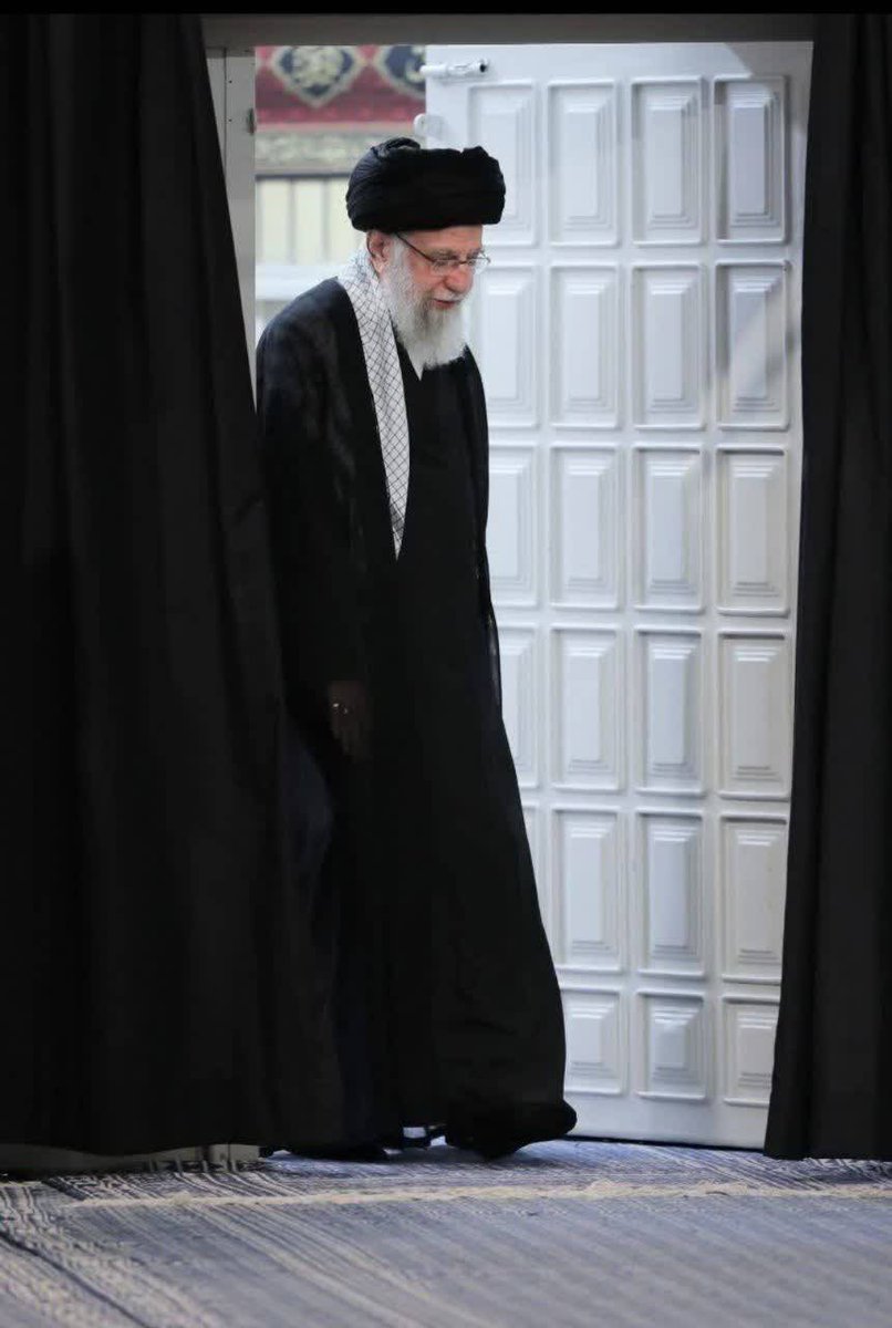mdadkhah313's tweet photo. ما هر کداممان با رهبر شهید یک نسبت عاطفی و البته رشدی داشتیم؛ خیلی‌هایمان در نسبت با او بوده که *معنوی‌تر* شدیم، قرآن‌خوان شدیم. پایمان به جلسات روضه و ذکر اهل‌بیت(ع) باز شد؛
با تشرهای او به سمت *کتاب* رفتیم و کتابخوانی شد بخشی از زندگی‌مان؛
#باید_برخاست
#پدر_امت https://t.co/7u9AWD0WWx