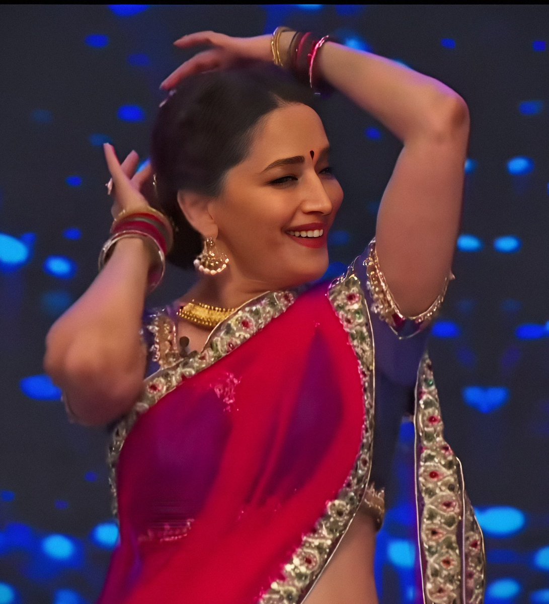 SoSweetMadhuriG's tweet photo. Oh mast naaz hussan,tujhe Koch khaber bhi hai... 🫵🥹
Tujh par nisaar hote hai, kis kis adaa se hum.. 🥀🫶
My sweet madhuri ji.. 🧿😘🌹 apki her ek adaa dil choraa laiti hai. Love u sooo much.. 😘🤗💙❤🌹🙏
@MadhuriDixit
#MadhuriDixit
#BollyWoodQueen
#SweetSmile
#ExpressionQueen https://t.co/lwa8ZwyslN