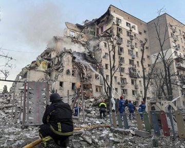 IngaTolockiene's tweet photo. There are natural disasters: earthquakes, storms, floods, things humanity cannot always prevent. And then there is 🇷🇺, turning nights into civilian killing sprees. 

Kyiv is in smoke: at least 10 people killed, 56 injured, rescuers still searching under rubble for survivors. https://t.co/R3xddd5NyU