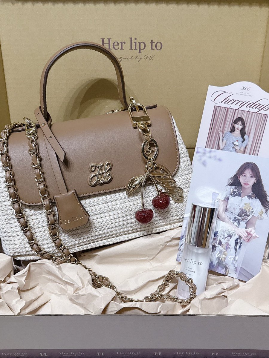 chitty_1230's tweet photo. 🧊ICY MIST - EARLY MORNING 
👜H Logo Top Handle Chain Bag

届きました🥰
早速Cherry Key Charmを付けてみたらとっても可愛い🍒´-
荷物もたっぷり入るから、この夏沢山活躍しそう🫶🥺ིྀ💓

#Herlipto https://t.co/IeX6LFNAcn