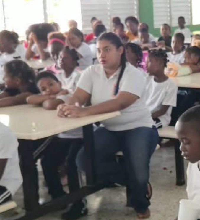 MissCallistta's tweet photo. @patobonato Una señora dominicana cogiendo clases. https://t.co/bNMB1Lz5wz