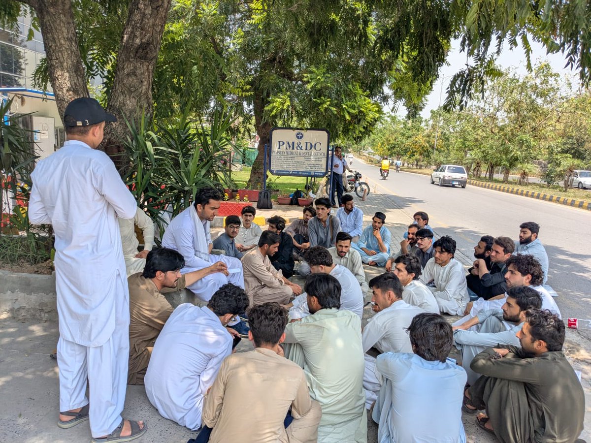 SenatorMushtaq's tweet photo. وفاقی حکومت فوری طور پر بلوچستان اور قبائلی ضم اضلاع خیبر پختون خوا کے طلباء و طالبات کے میڈیکل نشستوں کی بحالی کا نوٹیفکیشن جاری کرے،فاٹا اور بلوچستان کے محروم طلباء و طالبات کی دلجوئی کرے۔بلوچستان اور قبائلی ضم اضلاع خیبر پختون خوا کے طلباء و طالبات نے HEC میڈیکل نشستوں کی بحالی کے لیے PMDC کے دفتر کے سامنے پرامن احتجاج پر ہیں،انسپکشن اور دیگر پراسس مکمل ہونے کے باوجود تاحال پی ایم ڈی سی ان نشستوں کاسرکاری نوٹیفکیشن جاری نہیں کررہا ہے،یہ غیر ضروری تاخیر ظلم ہے،PMDC نے ہمیشہ بلوچستان اور سابقہ فاٹا کے طلباء و طالبات کیساتھ ظلم کیا ہے،خصوصاً اب جب کہ MDCAT کا امتحان قریب آ چکا ہے۔ PMDC فوری طور پر نوٹیفکیشن جاری کرے۔بولان میڈیکل کالج کی 36 نشستیں اور KMU کے ذریعے 375 نشستیں بلا تاخیر بحال کی جائیں۔
پاکستان رائٹس موومنٹ