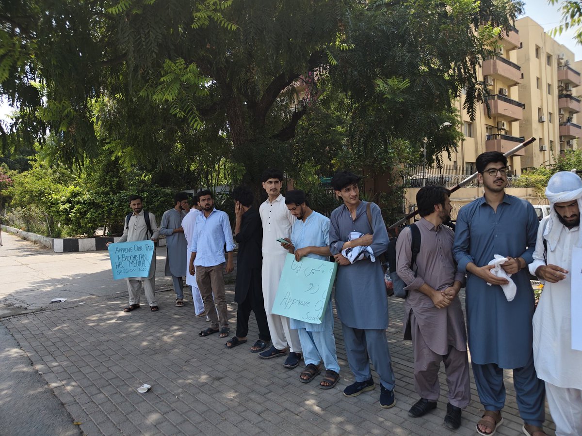 SenatorMushtaq's tweet photo. وفاقی حکومت فوری طور پر بلوچستان اور قبائلی ضم اضلاع خیبر پختون خوا کے طلباء و طالبات کے میڈیکل نشستوں کی بحالی کا نوٹیفکیشن جاری کرے،فاٹا اور بلوچستان کے محروم طلباء و طالبات کی دلجوئی کرے۔بلوچستان اور قبائلی ضم اضلاع خیبر پختون خوا کے طلباء و طالبات نے HEC میڈیکل نشستوں کی بحالی کے لیے PMDC کے دفتر کے سامنے پرامن احتجاج پر ہیں،انسپکشن اور دیگر پراسس مکمل ہونے کے باوجود تاحال پی ایم ڈی سی ان نشستوں کاسرکاری نوٹیفکیشن جاری نہیں کررہا ہے،یہ غیر ضروری تاخیر ظلم ہے،PMDC نے ہمیشہ بلوچستان اور سابقہ فاٹا کے طلباء و طالبات کیساتھ ظلم کیا ہے،خصوصاً اب جب کہ MDCAT کا امتحان قریب آ چکا ہے۔ PMDC فوری طور پر نوٹیفکیشن جاری کرے۔بولان میڈیکل کالج کی 36 نشستیں اور KMU کے ذریعے 375 نشستیں بلا تاخیر بحال کی جائیں۔
پاکستان رائٹس موومنٹ