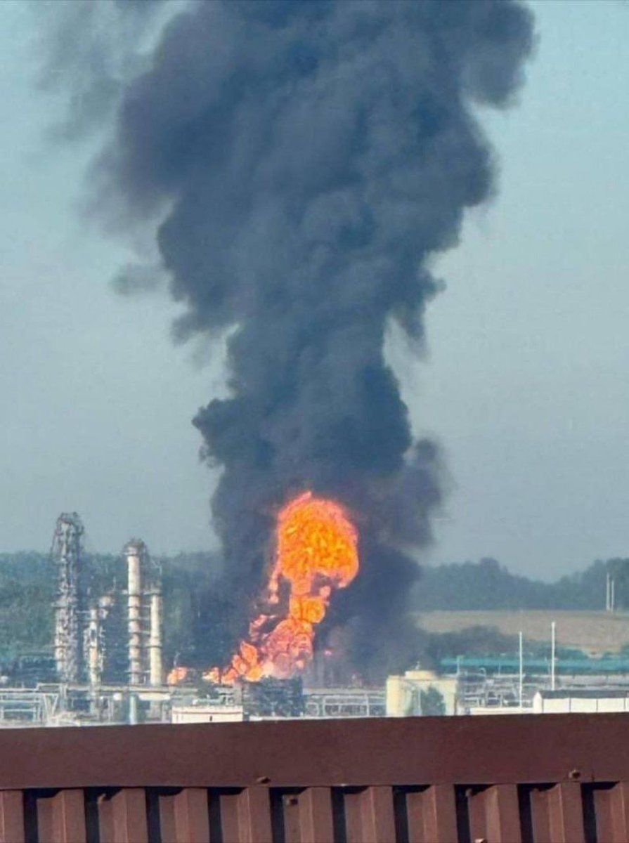 GloOouD's tweet photo. 😍🔥🔥One of Russia's largest refineries, "LUKOIL-Nizhnekamsknefteorgsintez" in Kstovo, got hit hard by Ukrainian UAVs

The plant processes up to 17 million tons of oil per year. Here, gasoline, diesel, and aviation kerosene are produced, which, among other things, help the Russian army continue the war against Ukraine.