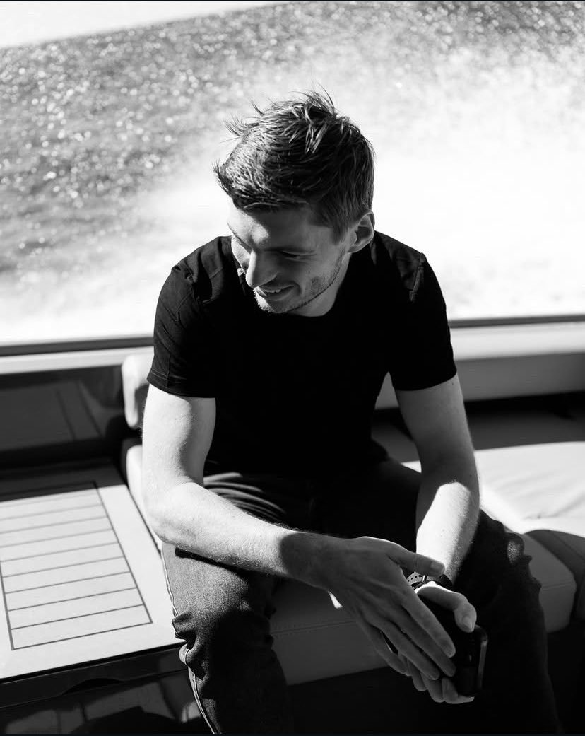 louvrsong's tweet photo. gw tdk munafik dan gw akan mengakui dengan semua sel yg ada di tubuh gw kalo setiap foto max verstappen lewat di timeline, hal yg pertama kali gw liat adalah hidungnya... because look at this https://t.co/RGueqatlY7