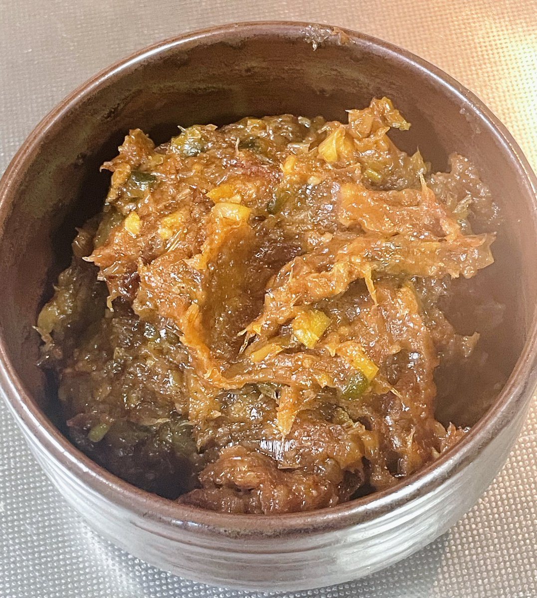 ookimeno_kani's tweet photo. デンエイさんにいただいたハラペーニョと家にあったネギで激辛ネギ味噌作ったわよ！👵
焼いたナスに塗ったりご飯に乗せて食べるわよ🦀 https://t.co/vIlFLLKghX