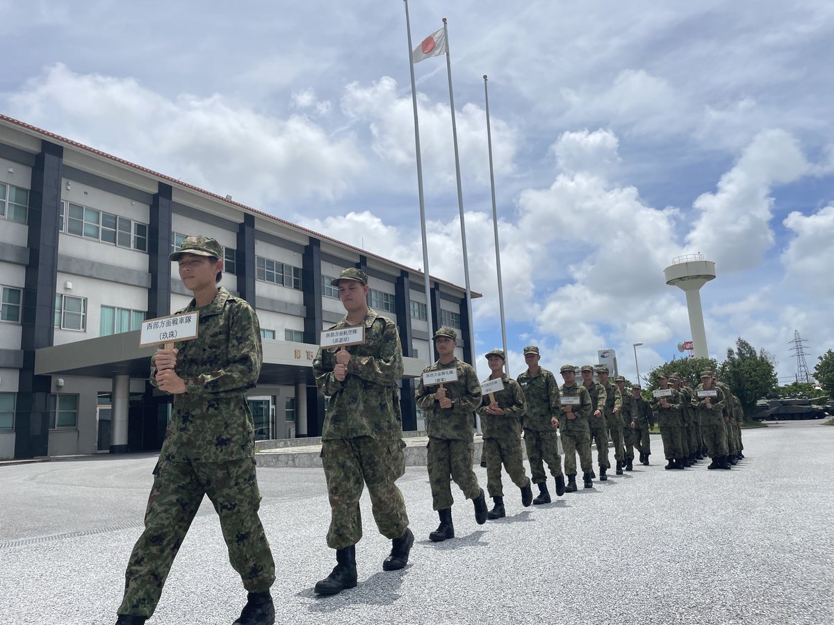 camp_naha's tweet photo. 本日は自衛官候補生の見送り行事について紹介します！
自衛隊に入隊し、約３カ月間に及ぶ教育を修了した自衛官候補生達が先輩隊員の温かい拍手に見送られ、次の教育課程へと出発しました！慣れない環境の中でも仲間と支え合い成長した姿は頼もしく、自信に満ち溢れていました！新天地でもチバリヨッ🔥 https://t.co/HtvsOnct4d