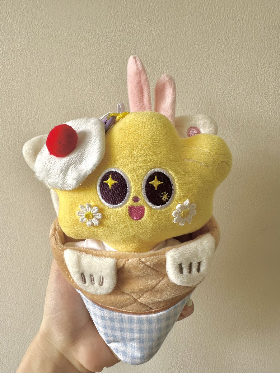 daisyjellyboo's tweet photo. is anyone hungry for an ice cream? 😋 https://t.co/qjK1lkdWzI