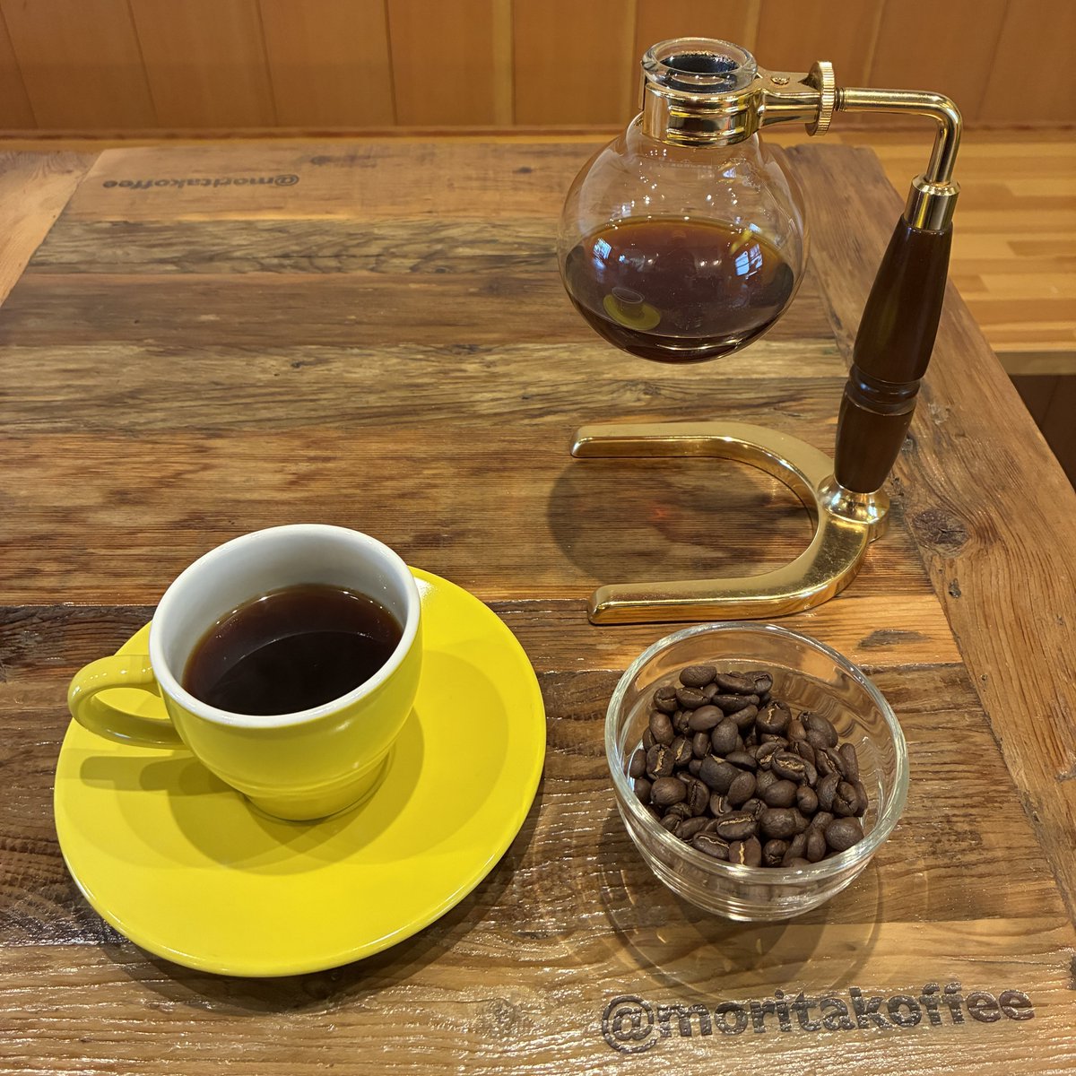 moritakoffee's tweet photo. 店主です😃
⁡限定シングルオリジンのご紹介です。

サッカーW杯開催国でもあるメキシコからチアパス州シエラマドレ環境保護農民組合「セスマッチ」ウォッシュド浅煎り

柑橘類のような爽やかな苦味、青リンゴのような酸味、深い甘味を持つ逸品をサイフォンでたっぷりと☕️

ご注文お待ちしております♪ https://t.co/CVmodSbs3d
