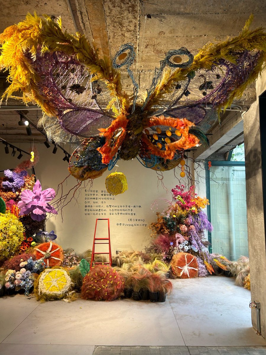 Kunexzy's tweet photo. Stepping into this pop-up art space feels like wandering through a color-drenched dream—local artists’ playful mixed-media pieces make a rainy afternoon glow! ， https://t.co/PgLhGPOyPC