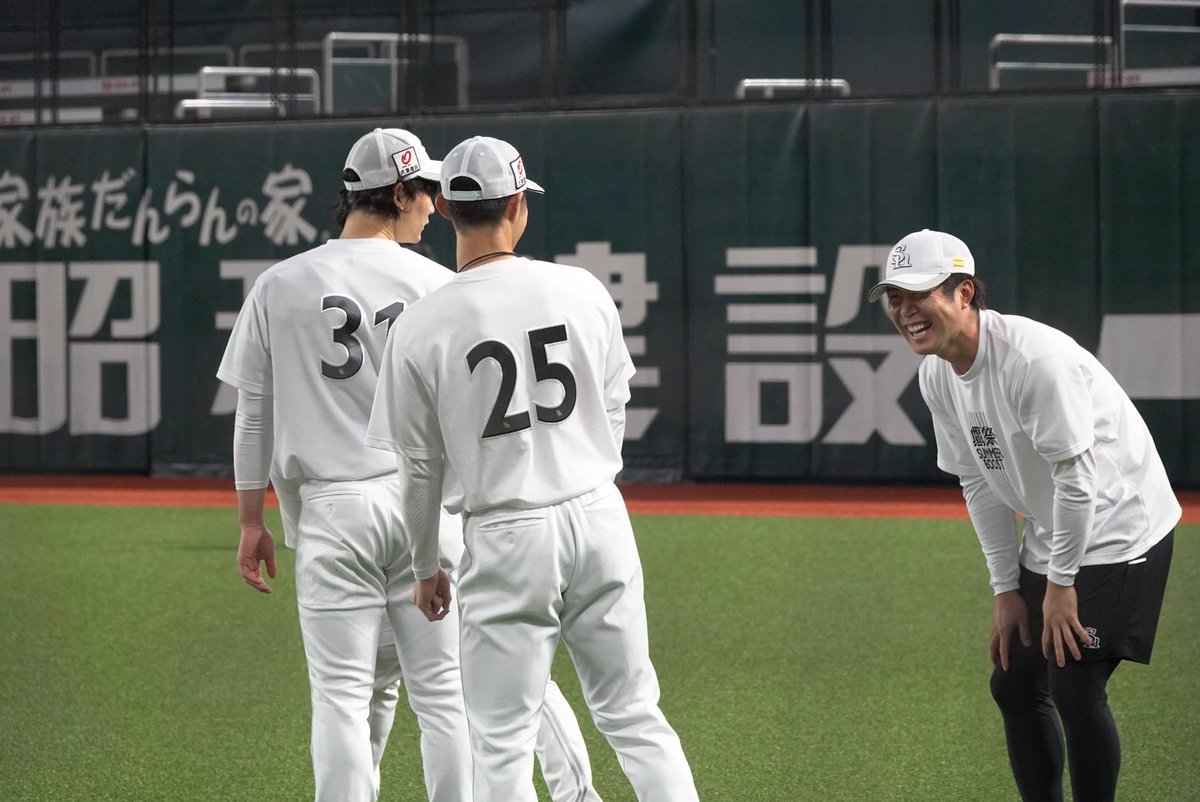takafullc2's tweet photo. 【1軍】

正木智也選手の襟足を帽子の中にしまい込む川村友斗選手😳

めちゃくちゃ笑っていました😂

#sbhawks #鷹フル https://t.co/nSOiwezw9Y