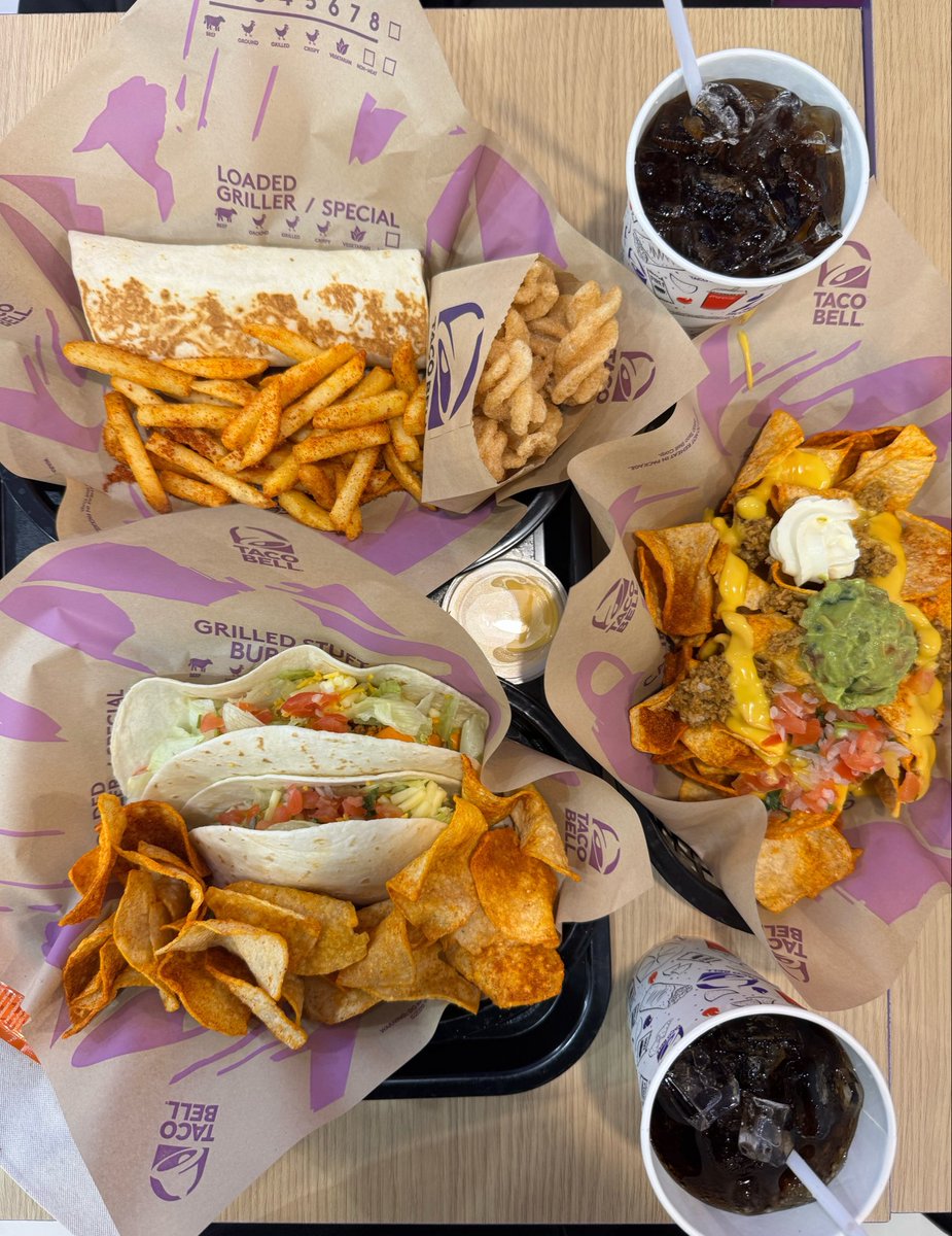 chaixxxpapi's tweet photo. Let’s eat Taco Bell 🔔 https://t.co/I6WcDGewG0
