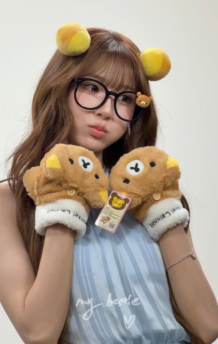 xiiinyus's tweet photo. teddy bear 🧸 

#신위 #XINYU #周心语 #트리플에스 #tripleS https://t.co/p06TFym9Bk
