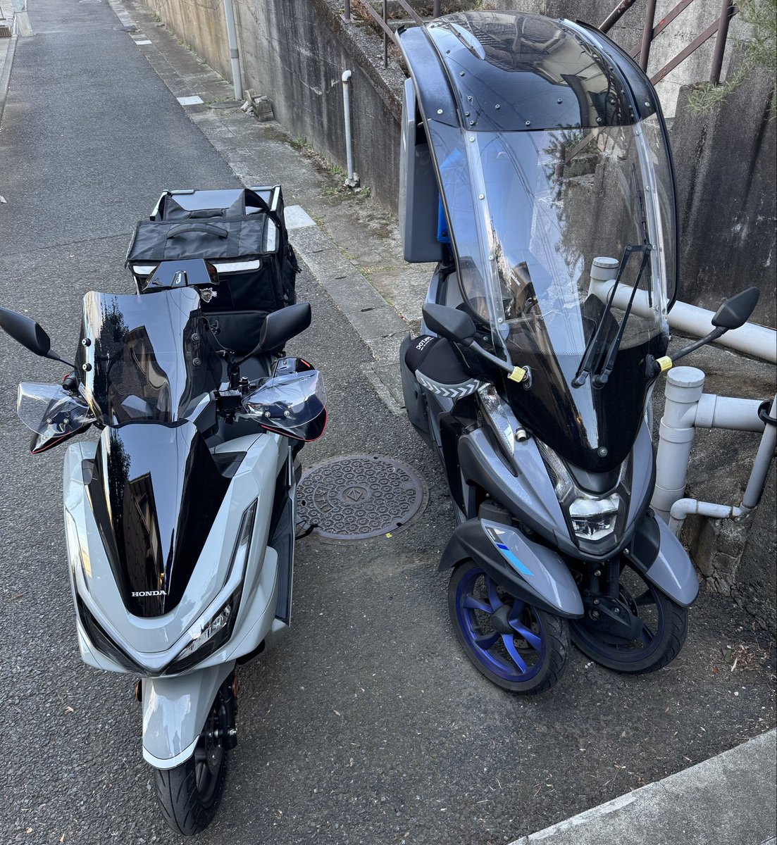 GiruDeMo's tweet photo. オートサービス翔にて
PCXにルーフ、ワイドバイザー、BOXの取付完了
大きいBOXを取付てもらったので
ショップでも言われたが
トリシティは前側も重かった為
スタンドを立てる&amp;畳む時のバランスは少し悪いかも
走行中はトリシティと比べて軽い
画像1、2が取付後
画像3、4が取付前と廃車したトリシティ https://t.co/IDZUH9CheZ