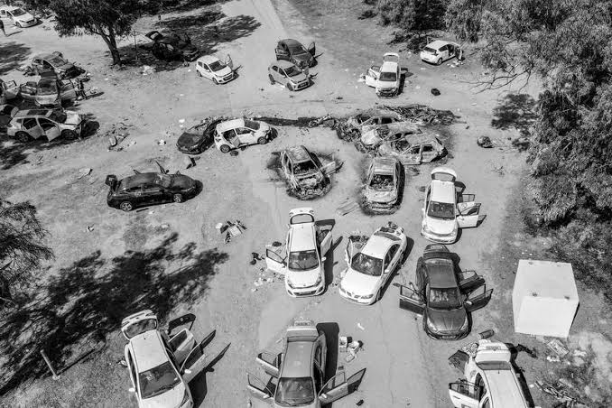 rer_comm's tweet photo. 1,000 days after October 7.

Today, we remember every innocent soul murdered on October 7 and every IDF hero who gave their life defending the Jewish people against terror.

The hostages are home, but the pain remains.

Be strong and courageous. 
Do not be afraid... for the Lord your G-d goes with you; He will never leave you nor forsake you.
Deuteronomy 31:6

May G-d comfort the families of the murdered and the fallen, bless the memory of every victim, protect the defenders of Israel, and grant lasting peace and security to the people of Israel.

Am Yisrael Chai. 🇮🇱