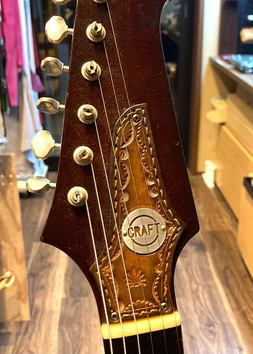 WizardLeather's tweet photo. トラスロッド・カバーを本革で製作。（丸い金属プレートはお客さん持ち込みです）
さりげないオシャレですが映えますね。
#wizardleather #firebird https://t.co/UthgNbPK3g