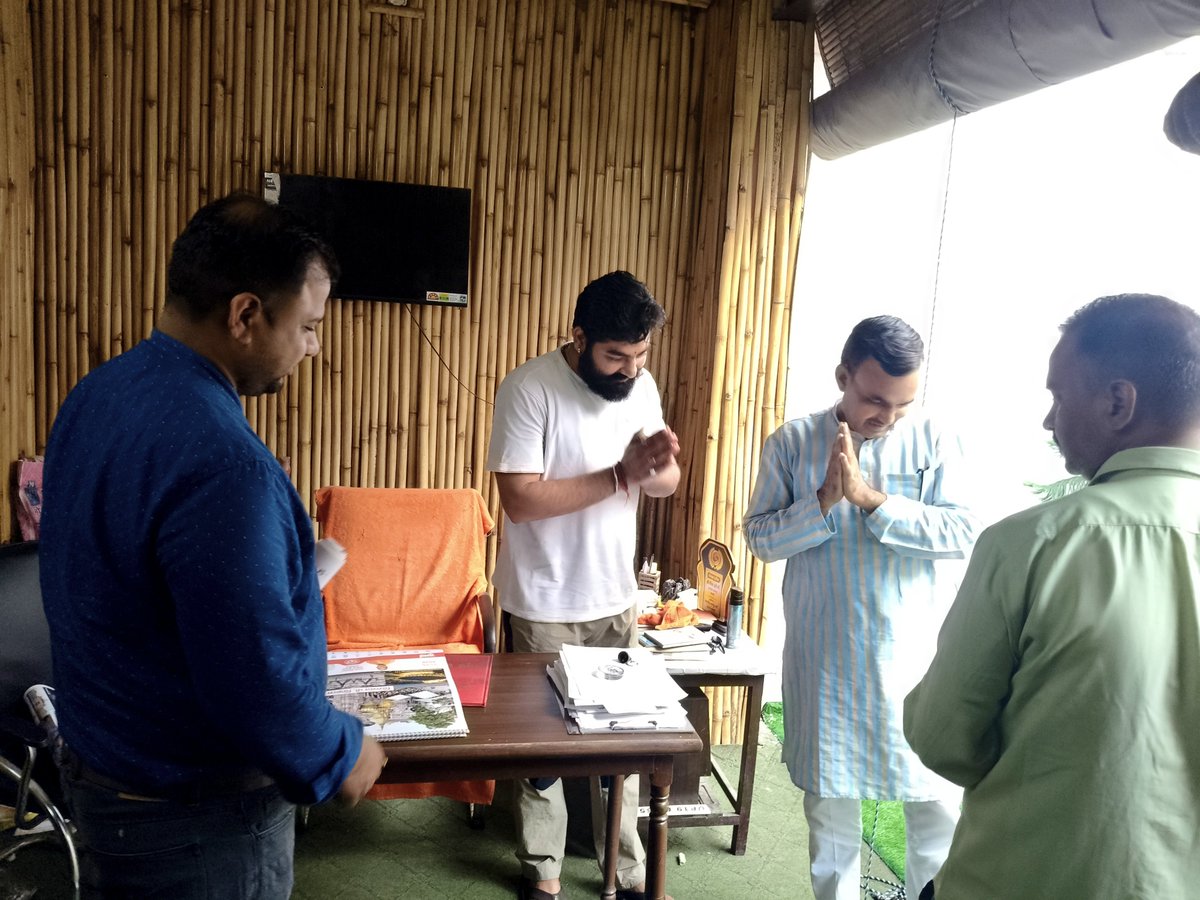 VivekPremi's tweet photo. आज प्रातः शामली स्थित कैम्प कार्यालय पर पूर्व छात्र परिषद के पूर्णकालिक श्री राजीव फोगाट जी, श्री मानव ऐरन जी व श्री रूपेश कपूर जी का आगमन।

#ShamliKaVivek https://t.co/Igx07zbI7q