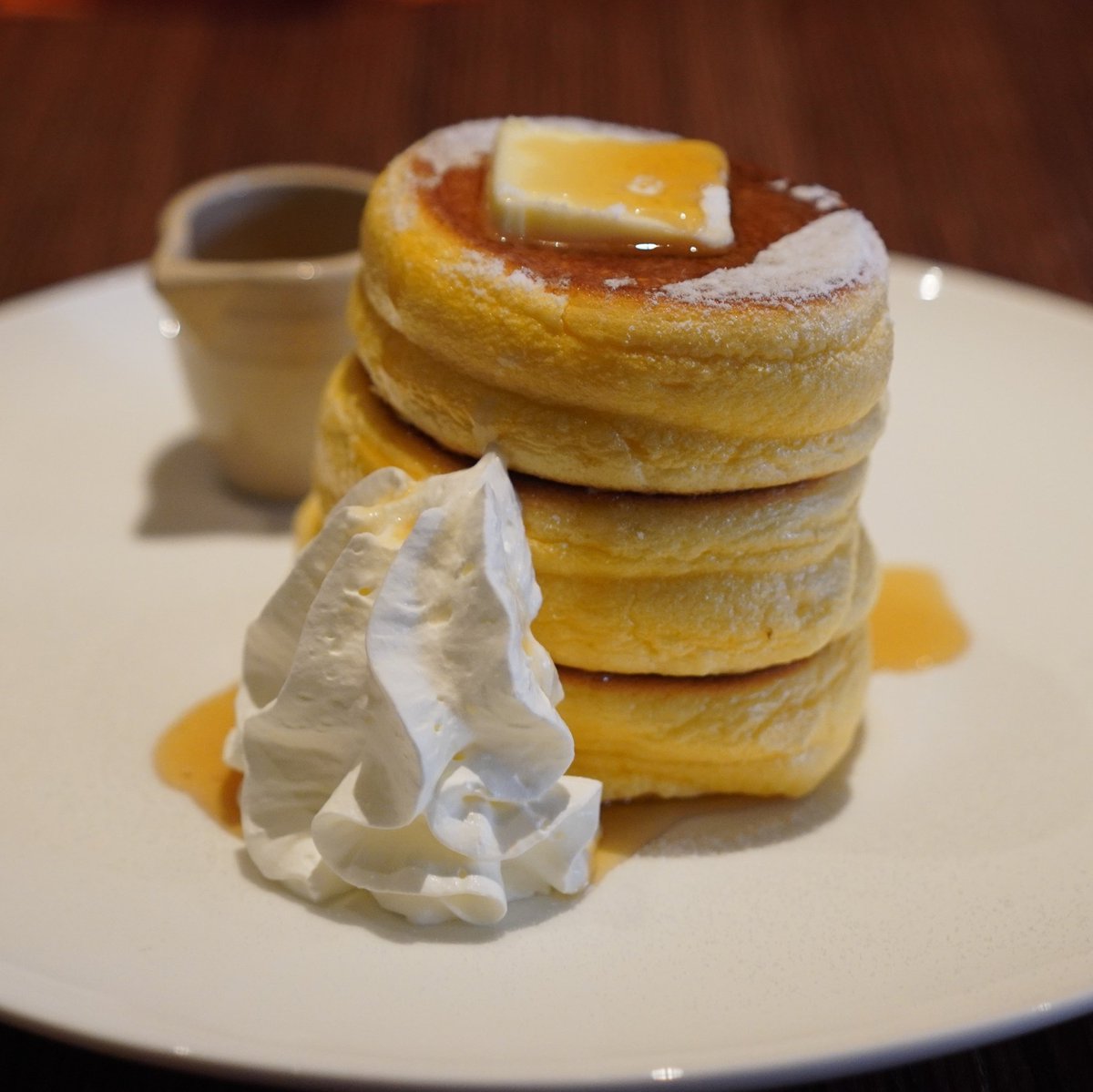 weston023's tweet photo. スフレのパンケーキ。フワッフワ！プルプル揺れる。匠や！
下調べなしに入ったら、フォーク無くてスプーンしかないし、ちょっと良いお値段で「ん？」って思ったけど、メッチャ旨い。店主さんフレンドリーだし、いまの浜松ローカルめし情報を教えて貰ったよ。#ウェスめし #ウェス旅 https://t.co/L7PedW0Sj4