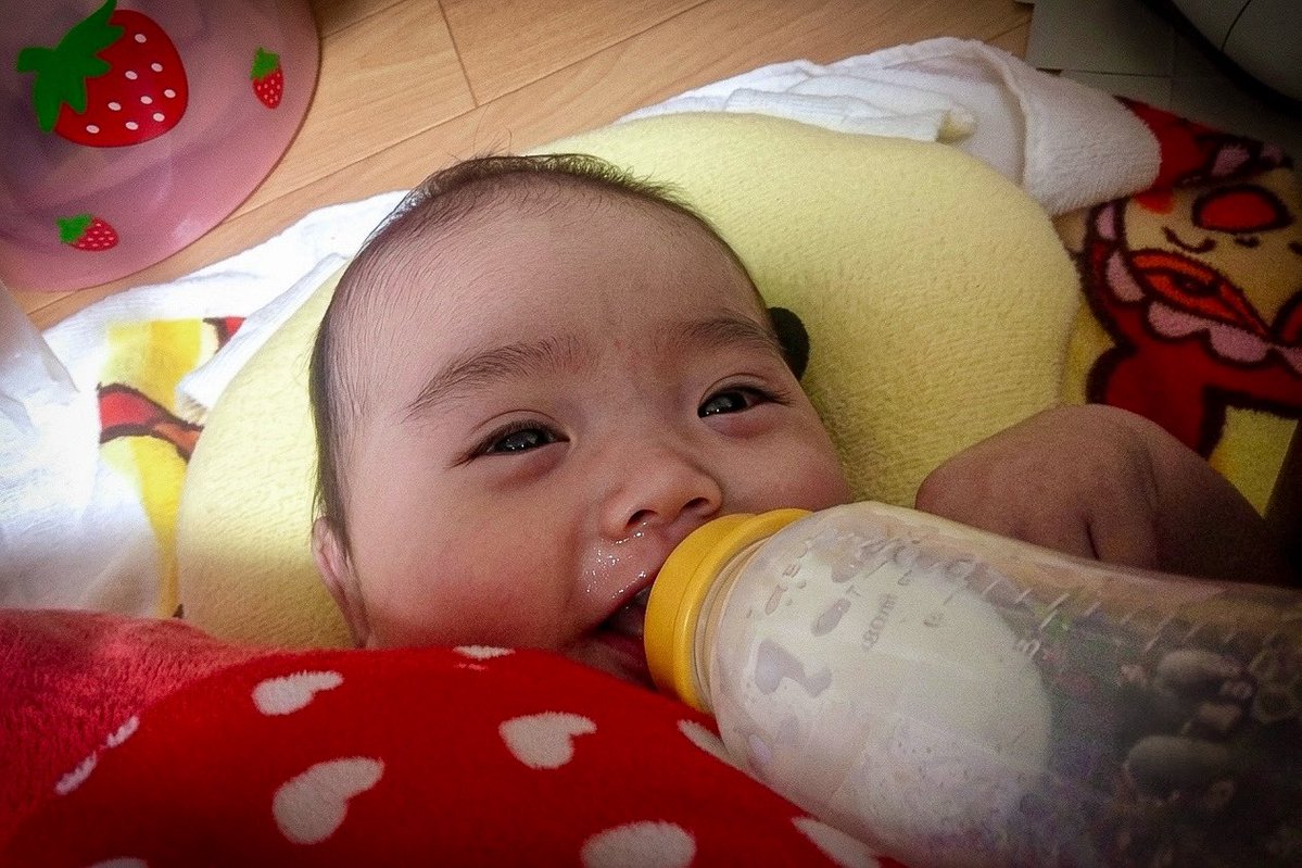 catlogy110's tweet photo. 僕の子供。
4か月で殺された。

この頃、この子はミルクを飲むのがやたら面白かったみたいで、ミルクを飲み出したらずっと笑うから、なかなかミルクを飲まないのね。
よく笑う子だった。

僕は物心ついた頃から強烈なドメスティックヴァイオレンスの家庭で育ち、親からは虐待を受けていた。
重度の発達障害なので、外では酷いイジメられっ子で、要するに安全地帯などどこにもなかった。
だから、もう一人の人格を作り、感情というものを抹殺していた。

いま殴られ鼻血が出てる自分、いま目の前で母親がガラス製の灰皿で頭を殴られ頭から血を吹き出しながら倒れるのを見ている自分、いま髪の毛を掴まれて引きずり回されてる自分…それは、別の人格の自分なので、僕は泣きもしないし、喋りもしない、そうされてる自分をもう一人の自分が客観的に冷静に見てるだけ。
だから辛くもなんともない。

自分の子供が死んで、遺体解剖が終わり、警察署に遺体を取りに行ったら、警察が「申し訳ないけど、眼球は摘出して無い状態だから」と言われた。
眼球がなくなり、脳が腫れて頭が異様に大きくなってる子供の遺体を抱いた時、生きてた時の倍くらい重たく感じた。

今まで面前DV、虐待、イジメを散々受けサバイブしてきたけど、辛くも何ともなかった。
ただ、自分の子供の遺体を抱くという行為に多重人格としての逃げ道はなく、己を安堵させる言語的解釈の余地など微塵もない。

ただ
確かに
静かに
物体として
存在はしている
たぶん
死というやつだろう
たぶんだ
もう笑わない
たぶんね

人間にとってこれ以上ない最大の暴力だよ。