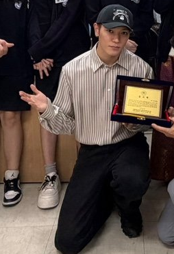 0027O0's tweet photo. 학교 방문한다고 나름대로 본인 옷장에서 가장 무난한 옷으로 골라입고간것같아서 웃귀임 https://t.co/Gr40r7zcta