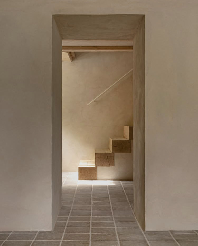 archiscan's tweet photo. Good architecture doesn't just abruptly stop one room and start another. It uses doorways, light, and steps to create a smooth, poetic journey where one room gently fades into the next. That staircase detail is beautiful. 🤎📐

By: Norm Architects
📍 Mexico
#Design https://t.co/MrInpdUAAM