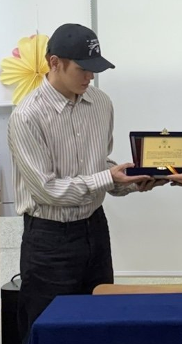 0027O0's tweet photo. 학교 방문한다고 나름대로 본인 옷장에서 가장 무난한 옷으로 골라입고간것같아서 웃귀임 https://t.co/Gr40r7zcta