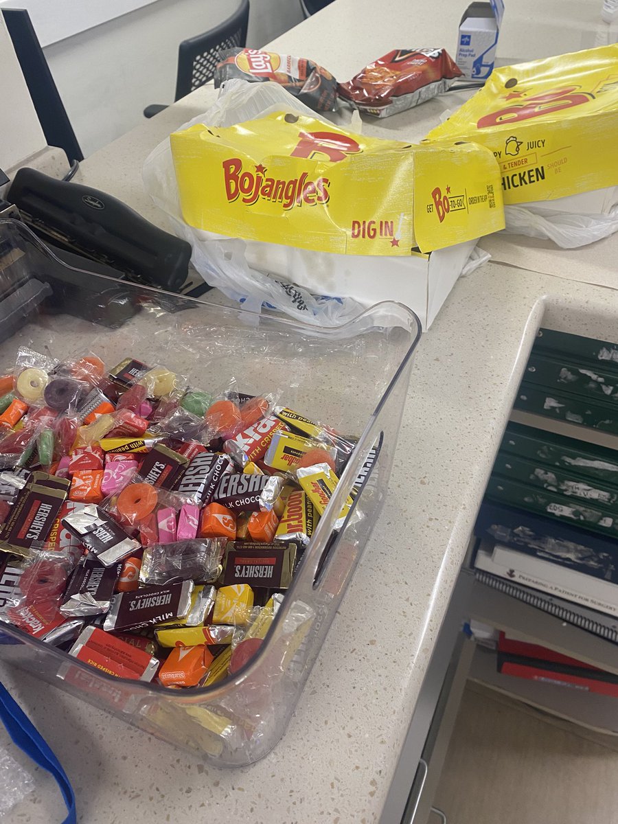 ss_central_'s tweet photo. it’s 1am at work and they do this to me i ate a little and this girl said she’s surprised i ate cuz i never eat anything😭 https://t.co/izzimv4Rfs