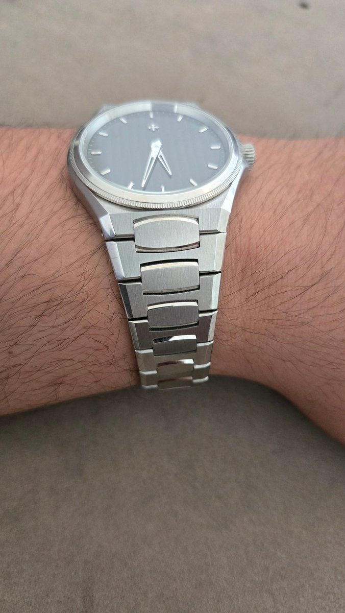 OnurWsC's tweet photo. Safir cam ve 316L paslanmaz çelik gibi bu seviyede artık standart hale gelen özelliklere sahip olan saat, entegre bileziğinin 20mm.den başlayarak kelebek tokaya doğru incelen yapısıyla oldukça zarif bir görünüme sahip. Aynı zamanda bileziğin fırçalanmış yüzeyine her iki tarafta da parlak yüzeyler eşlik ediyor. Bilezik oldukça kaliteli ve gerek güneş altında gerekse de suni ışıkta oldukça dikkat çeken parlamalar sunuyor.

Saatin tepesi bana göre saatin en zayıf noktası. Tepe güzel bir işlemeye sahip olmakla birlikte oldukça keskin hatlarıyla parmağı zorluyor. Aynı zamanda vidalı tepenin kapatılırken de çok akışkan bir his sunmuyor.  Bu küçük eleştiriye rağmen oldukça kullanışlı olan saat hem klasik giyimde hem de casual ve hatta spor giyimde bile tercih edilebilir bir yapıya sahip.