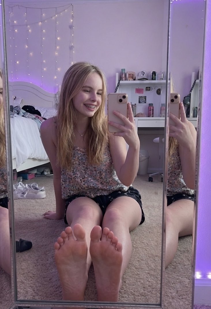 SendingIsHeaven's tweet photo. ever been forced to smell a high school brat’s feet before? 😭😭 https://t.co/jORyYoqJOY