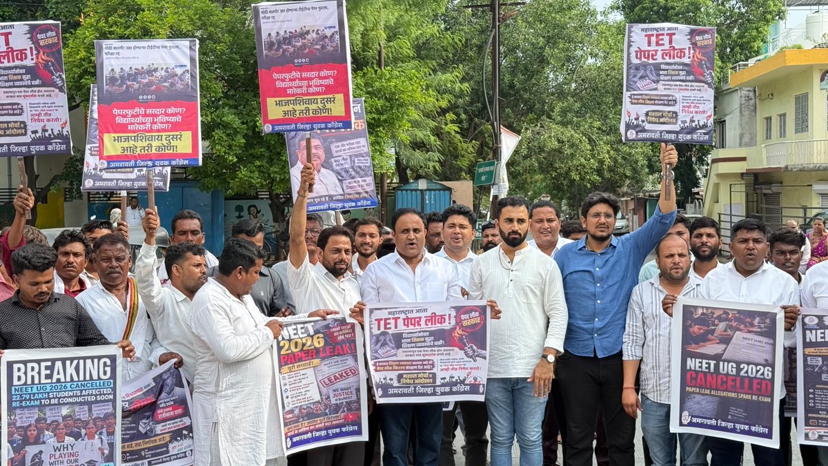 IYCMaha's tweet photo. ✊ विद्यार्थ्यांच्या भवितव्यासाठी अमरावती जिल्हा युवक काँग्रेसचा तीव्र आक्रोश!

देशभरात NEET परीक्षेतील गोंधळ, विविध प्रवेशपूर्व पात्रता परीक्षांमधील गैरव्यवहार आणि आता TET परीक्षेचा पेपर फुटल्याच्या गंभीर प्रकारामुळे लाखो विद्यार्थ्यांच्या भविष्याशी खेळ सुरू असल्याचा संताप व्यक्त करत, महाराष्ट्र विधानसभेच्या पावसाळी अधिवेशनात महाविकास आघाडीच्या आमदारांनी विधानभवनाच्या पायऱ्यांवर केलेल्या आंदोलनाला पाठिंबा दर्शवत अमरावती जिल्हा युवक काँग्रेसच्या वतीने अमरावती येथे तीव्र निषेध आंदोलन करण्यात आले.

"पेपर फुटी थांबवा... विद्यार्थ्यांच्या भविष्याशी खेळ बंद करा!" अशी जोरदार घोषणाबाजी करत सरकारचे लक्ष वेधण्यात आले.

या आंदोलनात जिल्हाध्यक्ष राहुल येवले, कार्याध्यक्ष अनिकेत ढेंगळे, प्रदेश सचिव व प्रवक्ते अक्षय राऊत, नगरसेवक व तालुकाध्यक्ष वैभव वानखडे, प्रदेश महासचिव नितेश वानखेड़े, प्रदेश सचिव उत्कर्ष देशमुख, प्रदेश सचिव परीक्षित जगताप, सागर कलाने, नितीन काळे, मयूर देशमुख, पियुष मालवीय, सागर गोडबोले, गौरव चौधरी यांच्यासह शेकडो युवक काँग्रेस पदाधिकारी व कार्यकर्ते मोठ्या संख्येने सहभागी झाले.

विद्यार्थ्यांचे भविष्य सुरक्षित ठेवण्यासाठी, परीक्षा प्रक्रियेत पारदर्शकता आणण्यासाठी आणि पेपरफुटीच्या साखळीला कायमचा आळा घालण्यासाठी युवक काँग्रेसचा संघर्ष यापुढेही अधिक तीव्रतेने सुरू राहील.

#StudentsFirst #StopPaperLeak #JusticeForStudents #TET #NEET #YouthCongress #Amravati #Maharashtra