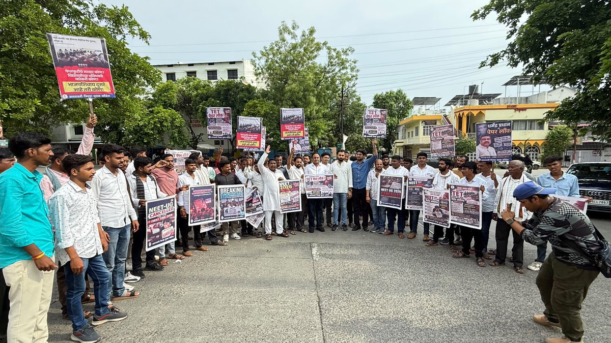 IYCMaha's tweet photo. ✊ विद्यार्थ्यांच्या भवितव्यासाठी अमरावती जिल्हा युवक काँग्रेसचा तीव्र आक्रोश!

देशभरात NEET परीक्षेतील गोंधळ, विविध प्रवेशपूर्व पात्रता परीक्षांमधील गैरव्यवहार आणि आता TET परीक्षेचा पेपर फुटल्याच्या गंभीर प्रकारामुळे लाखो विद्यार्थ्यांच्या भविष्याशी खेळ सुरू असल्याचा संताप व्यक्त करत, महाराष्ट्र विधानसभेच्या पावसाळी अधिवेशनात महाविकास आघाडीच्या आमदारांनी विधानभवनाच्या पायऱ्यांवर केलेल्या आंदोलनाला पाठिंबा दर्शवत अमरावती जिल्हा युवक काँग्रेसच्या वतीने अमरावती येथे तीव्र निषेध आंदोलन करण्यात आले.

"पेपर फुटी थांबवा... विद्यार्थ्यांच्या भविष्याशी खेळ बंद करा!" अशी जोरदार घोषणाबाजी करत सरकारचे लक्ष वेधण्यात आले.

या आंदोलनात जिल्हाध्यक्ष राहुल येवले, कार्याध्यक्ष अनिकेत ढेंगळे, प्रदेश सचिव व प्रवक्ते अक्षय राऊत, नगरसेवक व तालुकाध्यक्ष वैभव वानखडे, प्रदेश महासचिव नितेश वानखेड़े, प्रदेश सचिव उत्कर्ष देशमुख, प्रदेश सचिव परीक्षित जगताप, सागर कलाने, नितीन काळे, मयूर देशमुख, पियुष मालवीय, सागर गोडबोले, गौरव चौधरी यांच्यासह शेकडो युवक काँग्रेस पदाधिकारी व कार्यकर्ते मोठ्या संख्येने सहभागी झाले.

विद्यार्थ्यांचे भविष्य सुरक्षित ठेवण्यासाठी, परीक्षा प्रक्रियेत पारदर्शकता आणण्यासाठी आणि पेपरफुटीच्या साखळीला कायमचा आळा घालण्यासाठी युवक काँग्रेसचा संघर्ष यापुढेही अधिक तीव्रतेने सुरू राहील.

#StudentsFirst #StopPaperLeak #JusticeForStudents #TET #NEET #YouthCongress #Amravati #Maharashtra