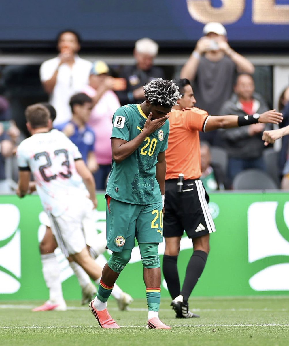 Joe__Bassey's tweet photo. Senegal really tried; we all know they were robbed in the last minutes of the match. But behind the scenes, we are unaware of what those players are going through.

Senegal's coach went unpaid for 5-6 months while managing the national team without a salary. The players received no bonuses due to the federation's poor management. Even in terms of food and nutrition, there was malnutrition in the camp at the World Cup because the food was unhealthy and unsuitable for athletes, forcing players to buy their own from shops and restaurants. This was part of bigger camp issues: a cheap hotel, financial problems (delayed bonuses), and poor federation management.

The players and staff were all affected. This was a show of resilience but woe to corruption in African football management.