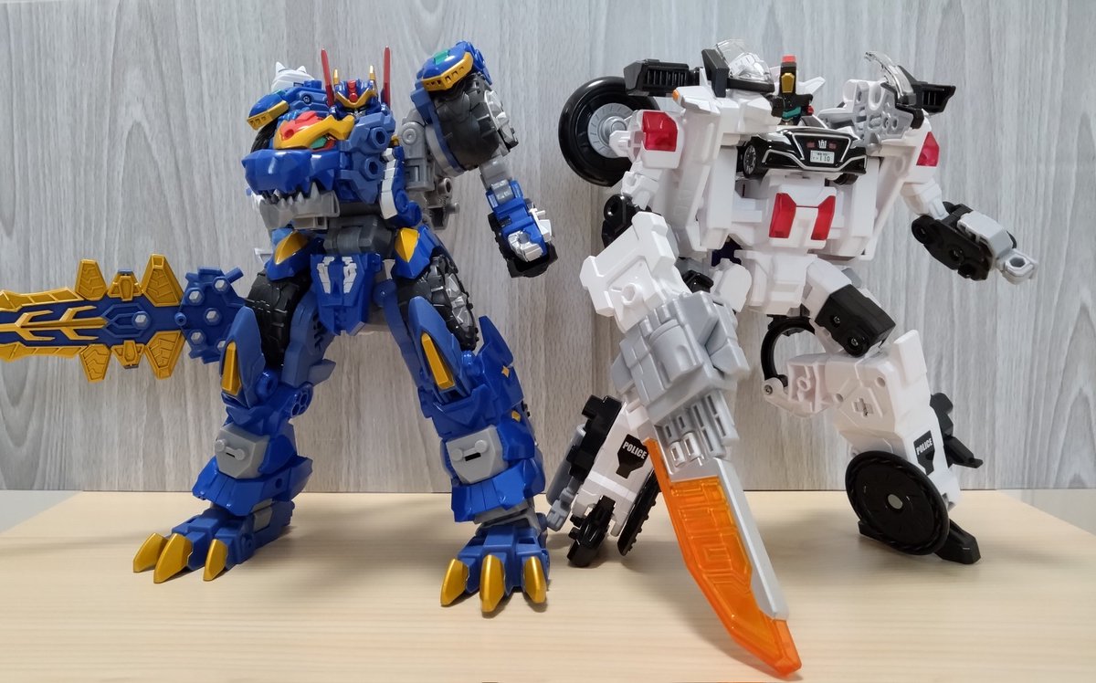 koto_meet's tweet photo. レスクブレイド開けた！
今年のタカラトミーのロボは傑作揃いだ…！
#トランスフォーマー #ジョブレイバー https://t.co/0BdlCNAjqU