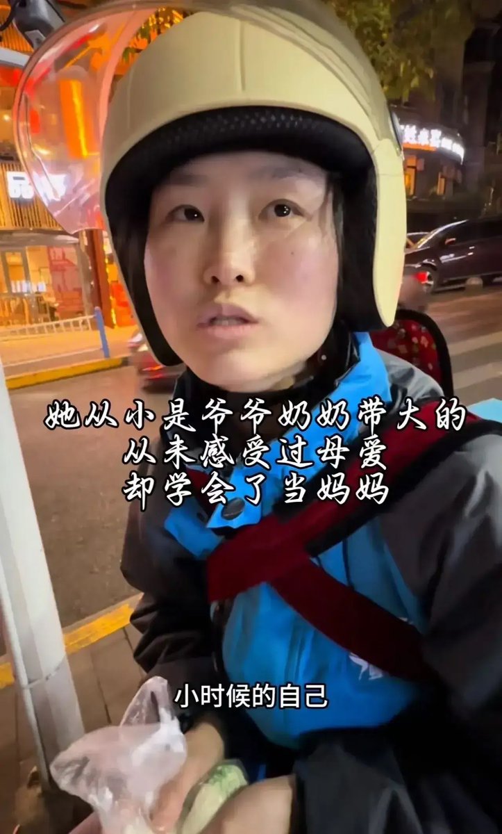 hmb79's tweet photo. 晚饭后下楼取快递，碰到邻居奶奶塞来刚蒸的南瓜饼，软乎乎甜到心坎里～原来邻里的暖意都藏在日常的小馈赠里， https://t.co/OJpssVW4eZ