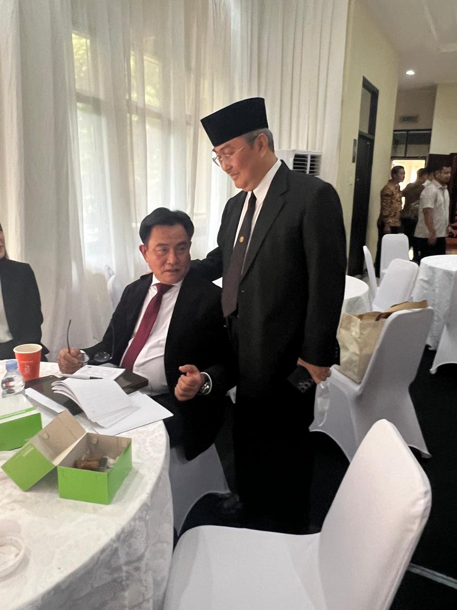 JimlyAs's tweet photo. Bersama beberapa tokoh nasional menghadiri sidang promosi doktor filsafat di FIB UI dg sngat memuaskan mengulas pandangan filosofis pahlawan nasional Muhammad Natsir dlm hermeunetika. https://t.co/1dMFMlkkE6