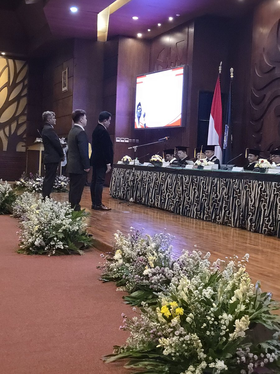 JimlyAs's tweet photo. Bersama beberapa tokoh nasional menghadiri sidang promosi doktor filsafat di FIB UI dg sngat memuaskan mengulas pandangan filosofis pahlawan nasional Muhammad Natsir dlm hermeunetika. https://t.co/1dMFMlkkE6