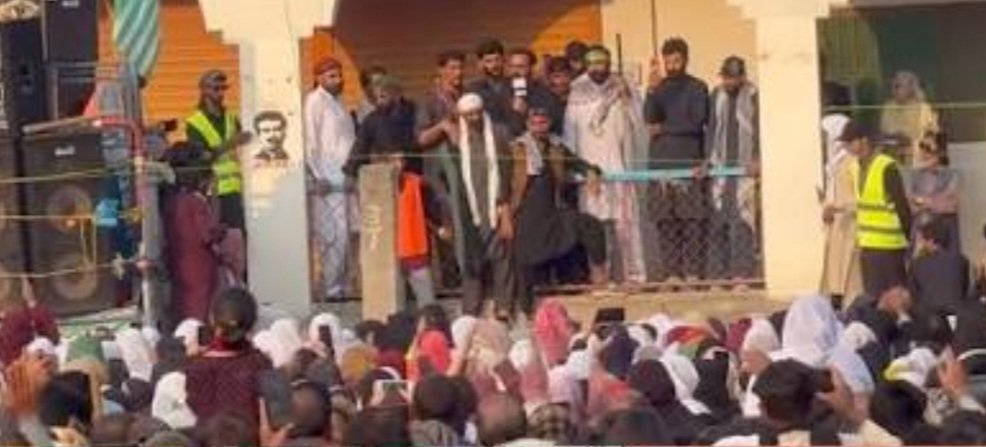 SarfarazMa18064's tweet photo. Muzaffarabad se Kotli tak aur Mirpur se Bhimber tak, shutter-down aur wheel-jam strike ne pure khitte ko jam kar diya hai. Yeh awami ittehad is baat ka saboot hai ke hum haq ke liye aamna-samna karne ko tayyar hain.
#WheelJamStrike
#CompleteShutdown
#AzadKashmirProtests https://t.co/jhlhenK1y2