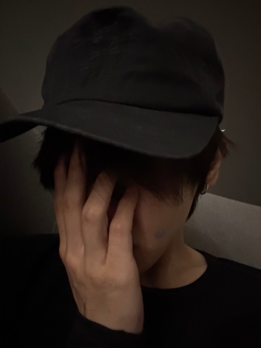 arilovesleowon's tweet photo. wdym people are complaining about the number of photos leo is sharing???

he literally shared four photos yesterday. that's a lot 😭 and even if he doesn’t in future, that should be completely okay. aren't we here to talk to him too? let him do things in his own pace.

some of you really treat idols like content producing machines, and it's weird.