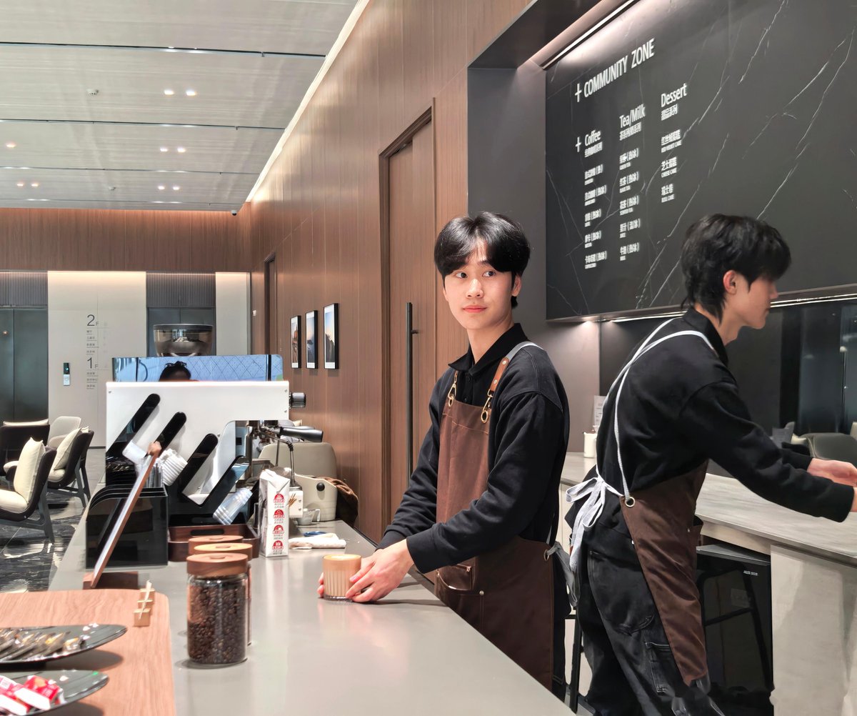Sebd13120's tweet photo. Just tried the new AI-powered coffee bar—my custom latte was ready in 30 secs and tasted exactly how I like it! Future of daily routines is here https://t.co/xoj4P4RgrX