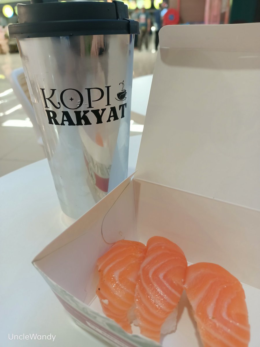 azwandy72's tweet photo. Apa kebendo tghari lunch sushi mentah ni?? https://t.co/GE5rH34dh6